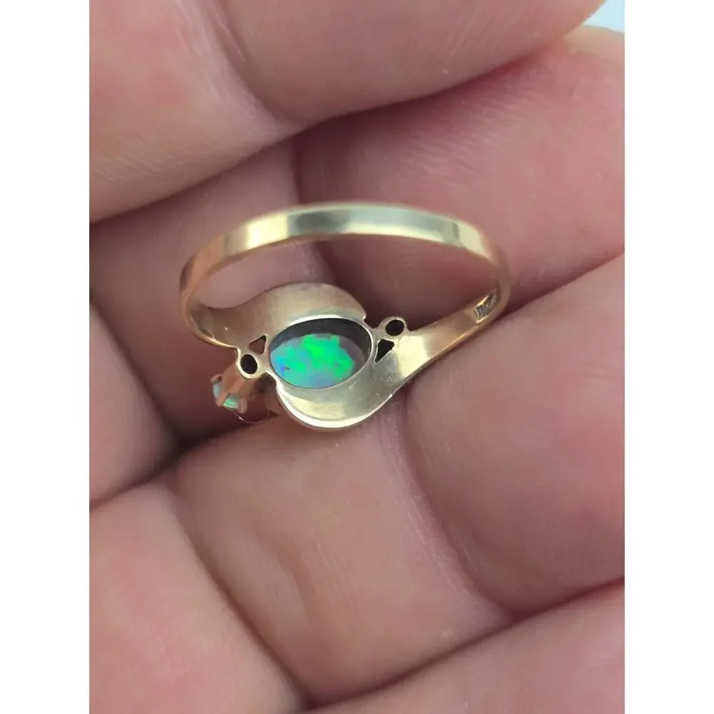 Vintage 10k Yellow Gold Women's Oval Opal Ring w/ 2 round size stones Size 7